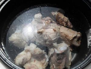 筒子骨松茸烫–Staub珐琅瓷铸铁锅的做法 步骤1