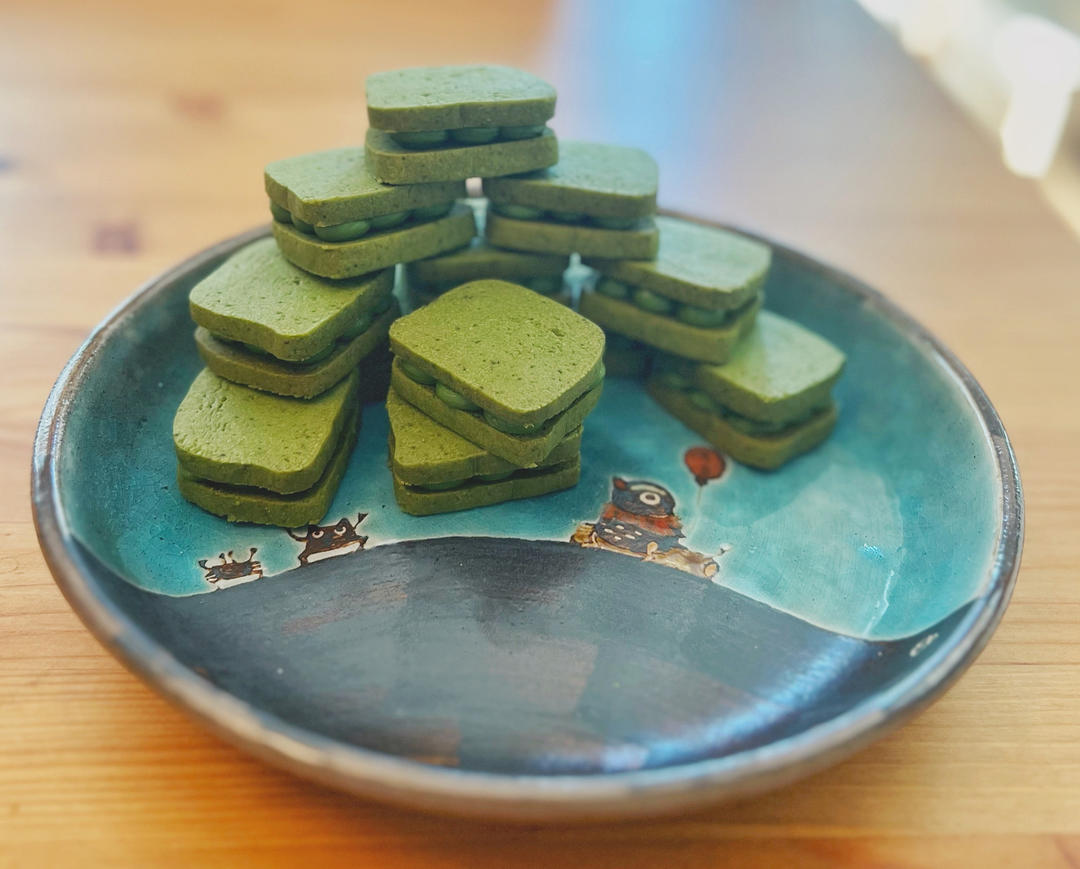 抹茶巧克力夹心饼干，口感酥脆，夹心细腻丝滑，让人回味无穷。