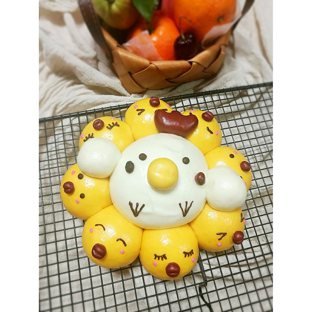 金鸡“抱”福奶黄包