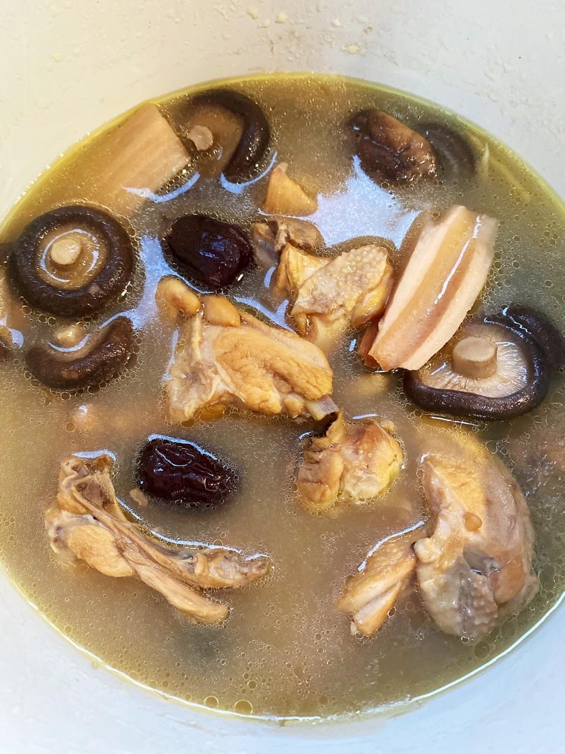 香菇炖鸡汤