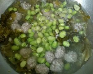 酸菜肉丸蚕豆汤的做法 步骤9