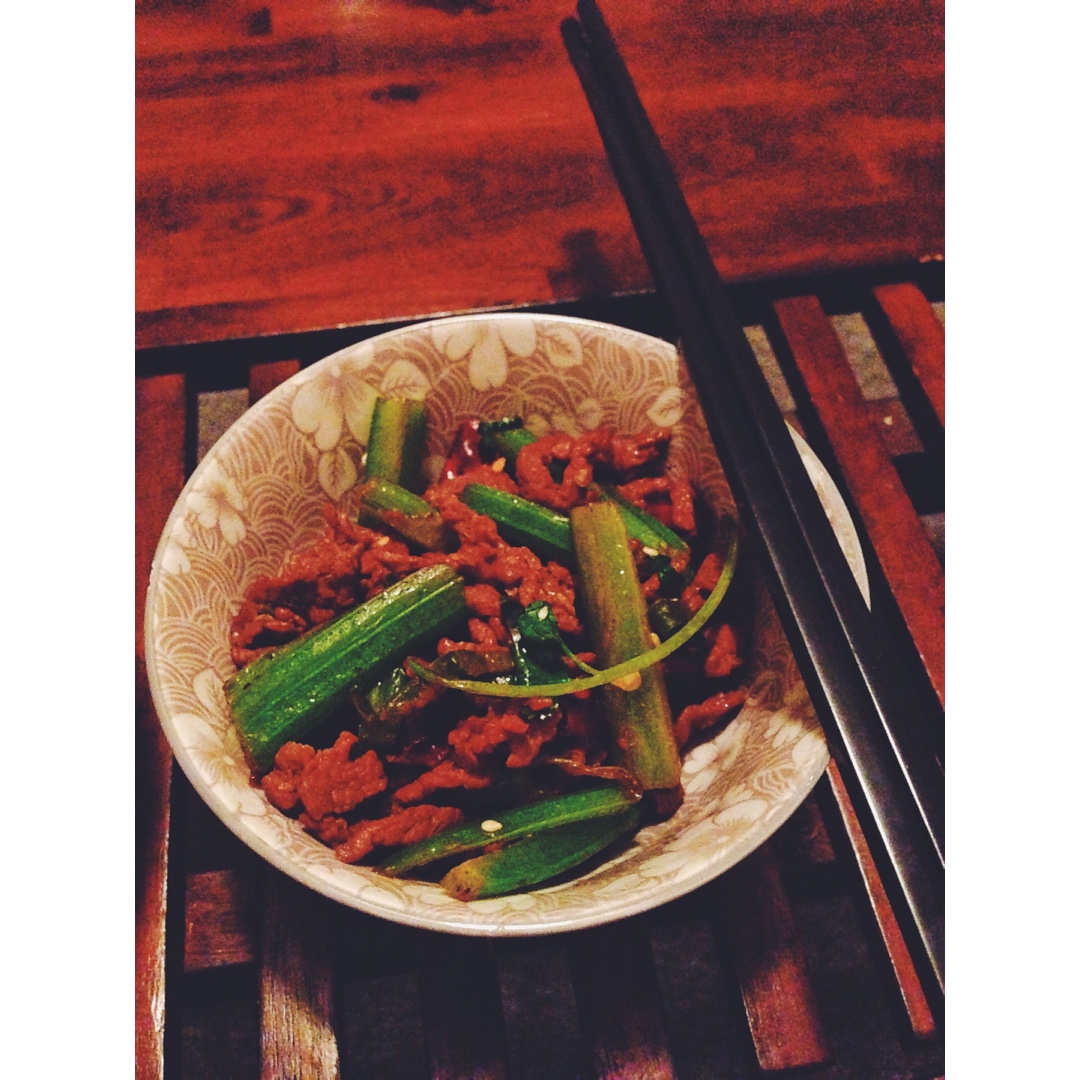 湘菜口味的芹菜炒牛肉