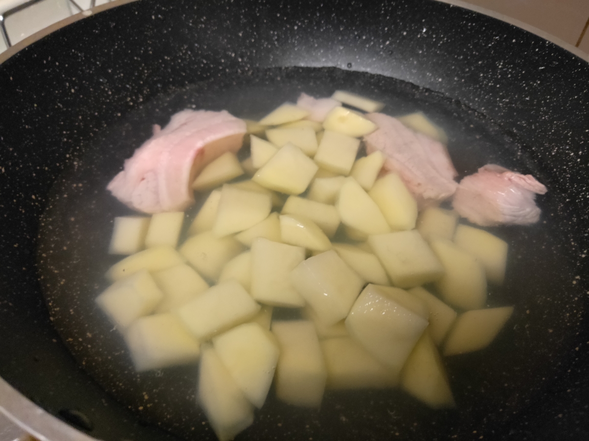 速成简易硬菜：土豆焖五花肉的做法 步骤1