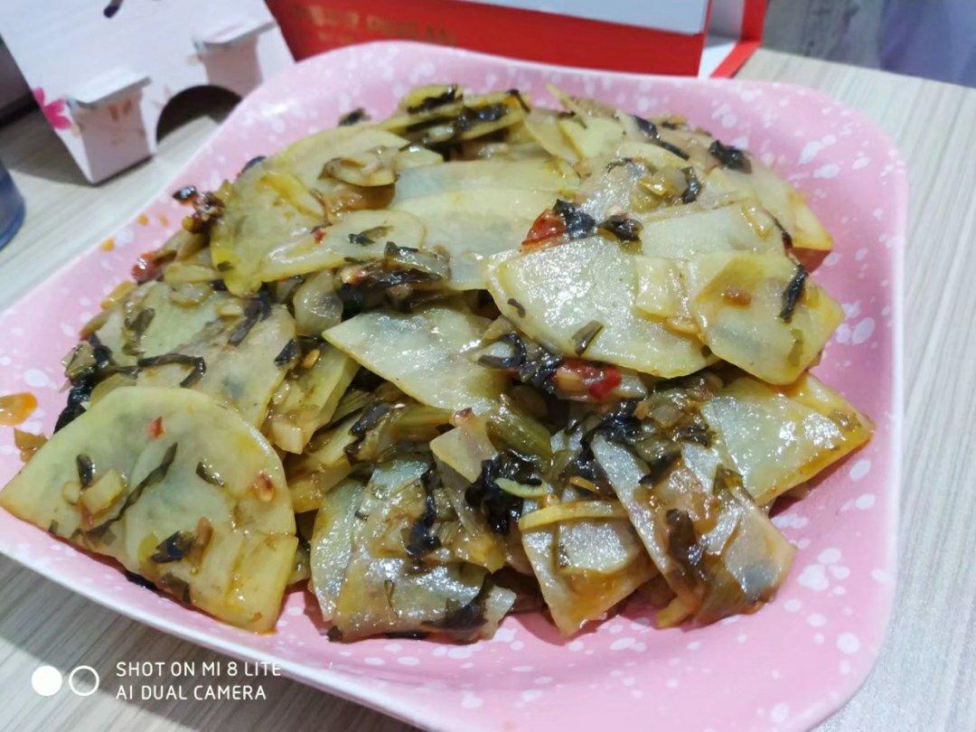 酸腌菜炒土豆
