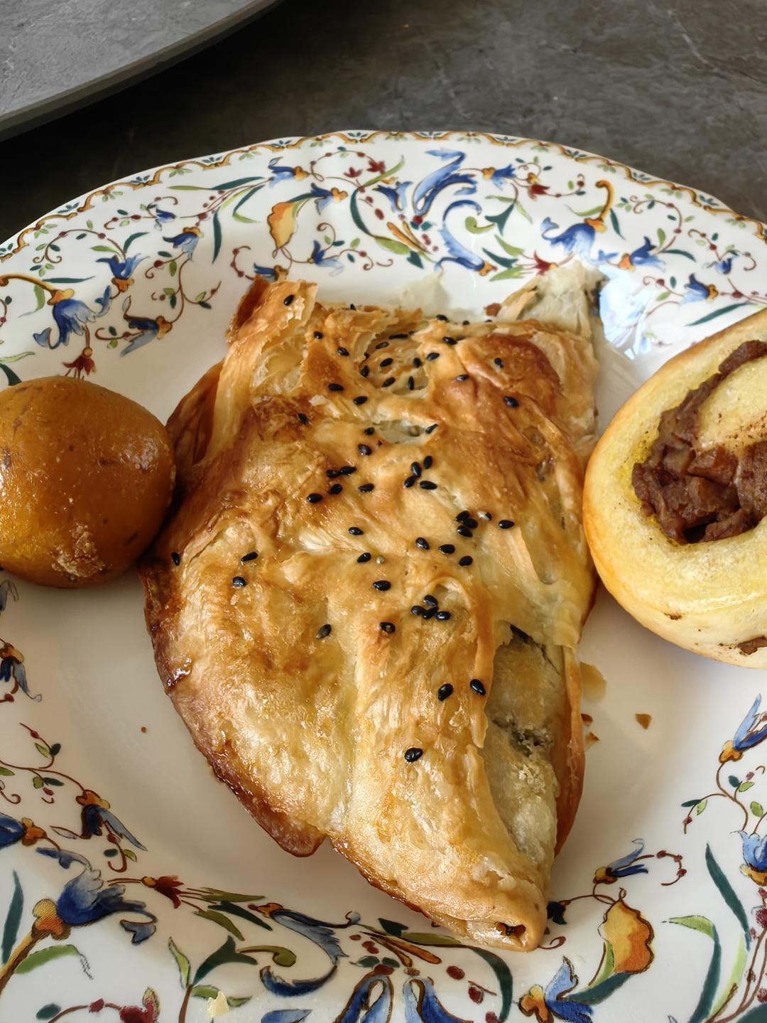 寒冷的冬天，来个「焦糖苹果肉桂卷」吧！