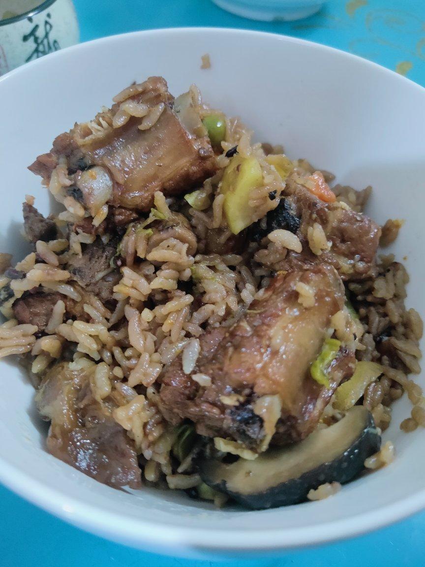 电饭煲排骨焖饭‼️米饭粒粒分明，咸香入味，超级好吃