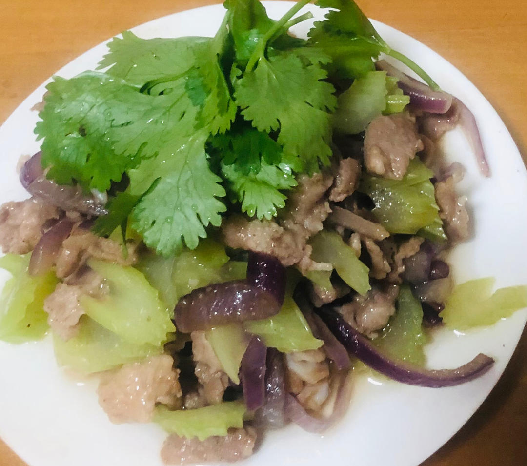 增强免疫力消除疲劳的洋葱猪精肉芹菜丝