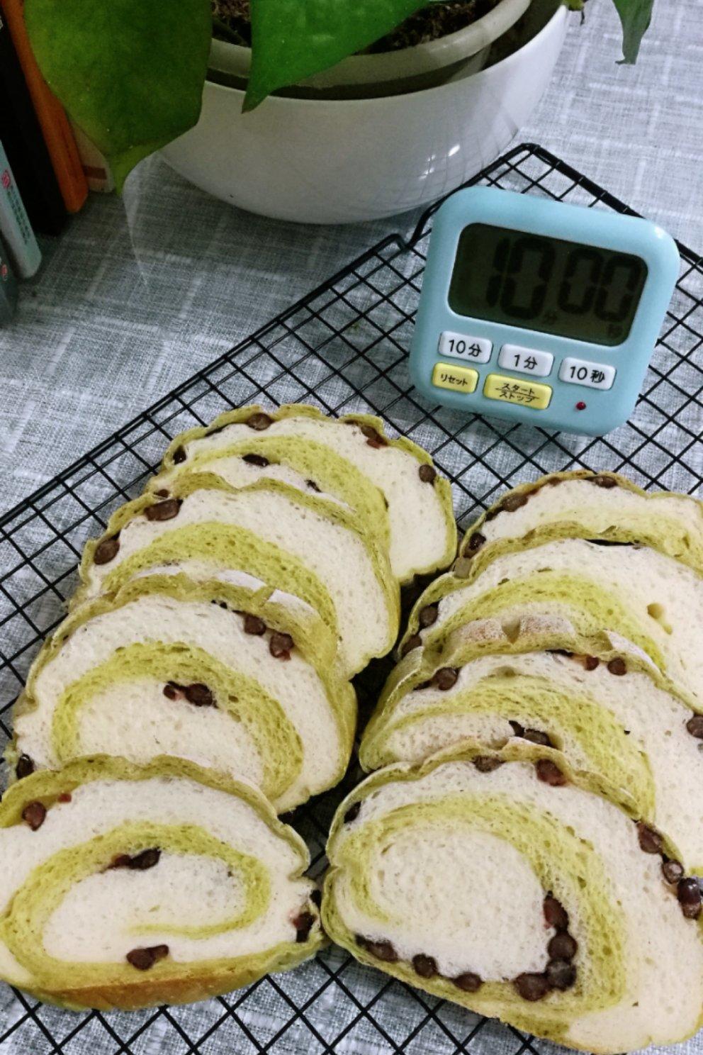 抹茶双色哈斯面包，红豆欧包