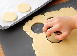 谁都能做的脸蛋饼干(巧克力巧点缀)的做法 步骤4