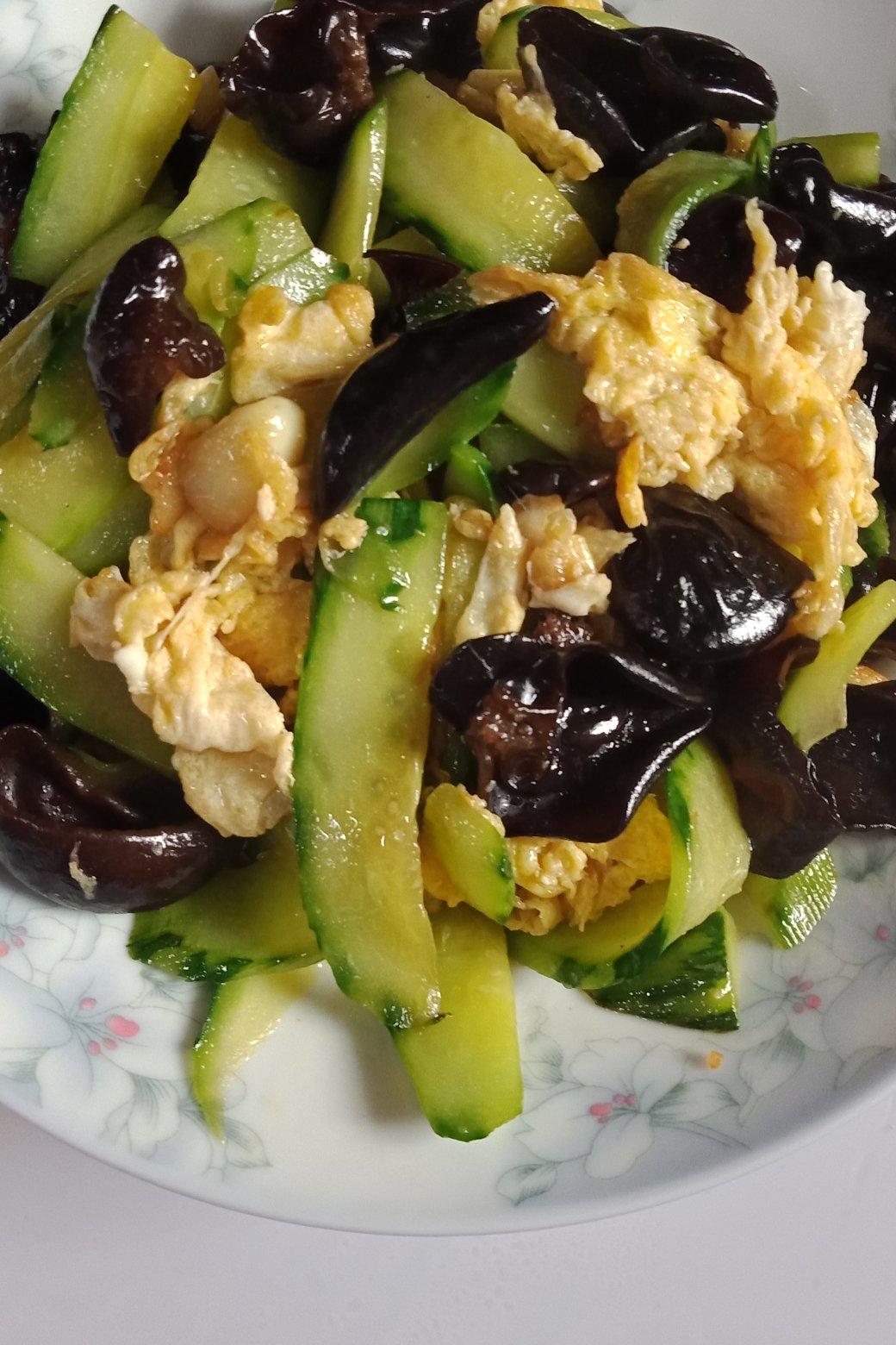 诗婷露雅 做的黄瓜木耳炒鸡蛋