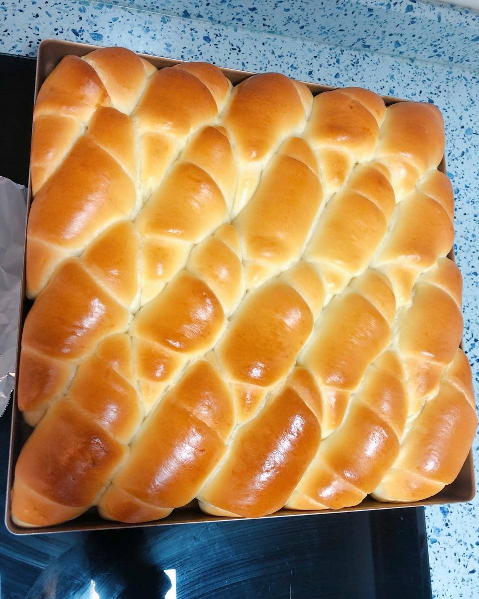 又香又软又拉丝，咬一口奶香十足！超治愈的淡奶油波兰种小餐包