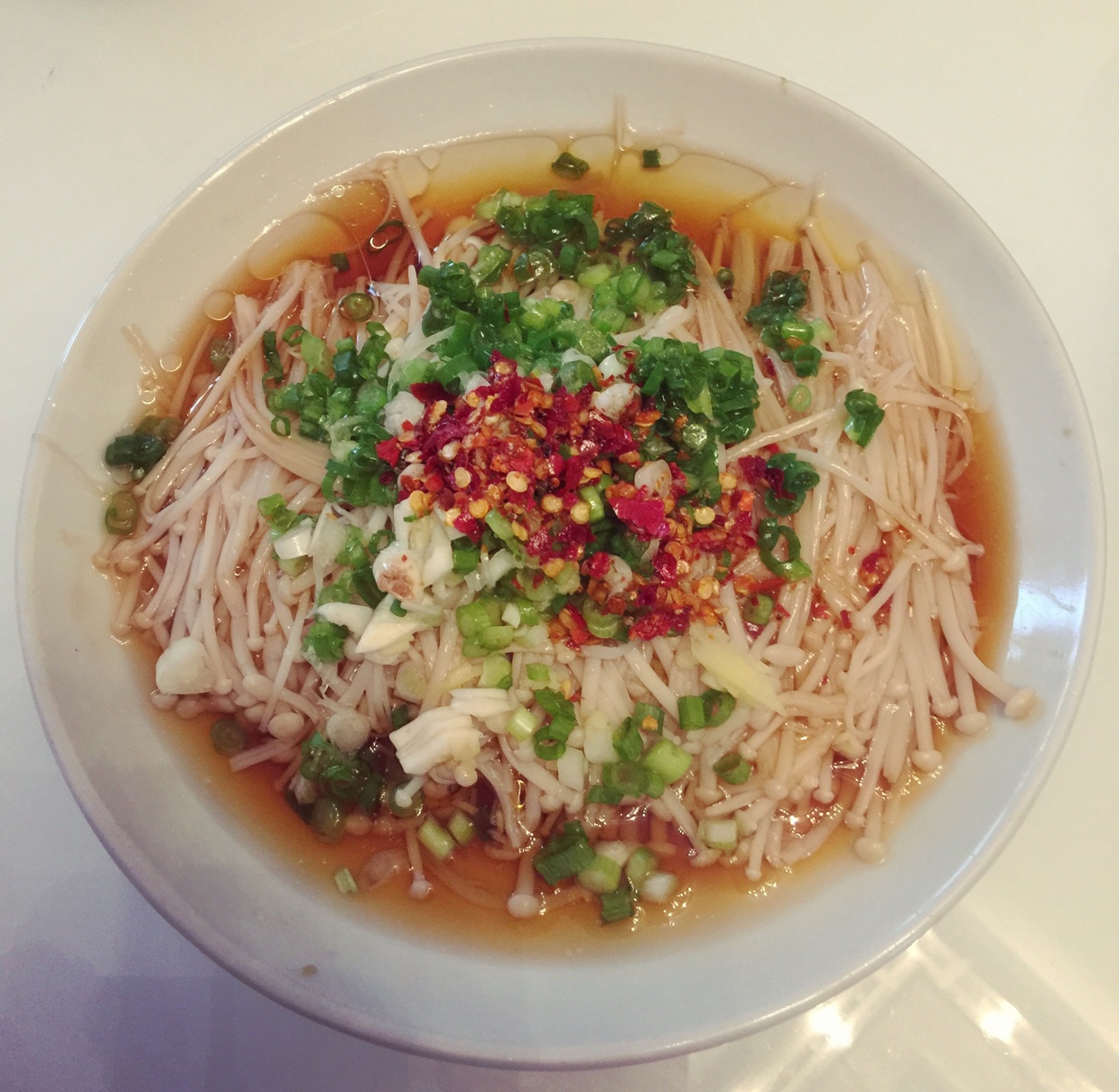 葱油金针菇——10分钟快手菜，你绝对不能错过的美味~