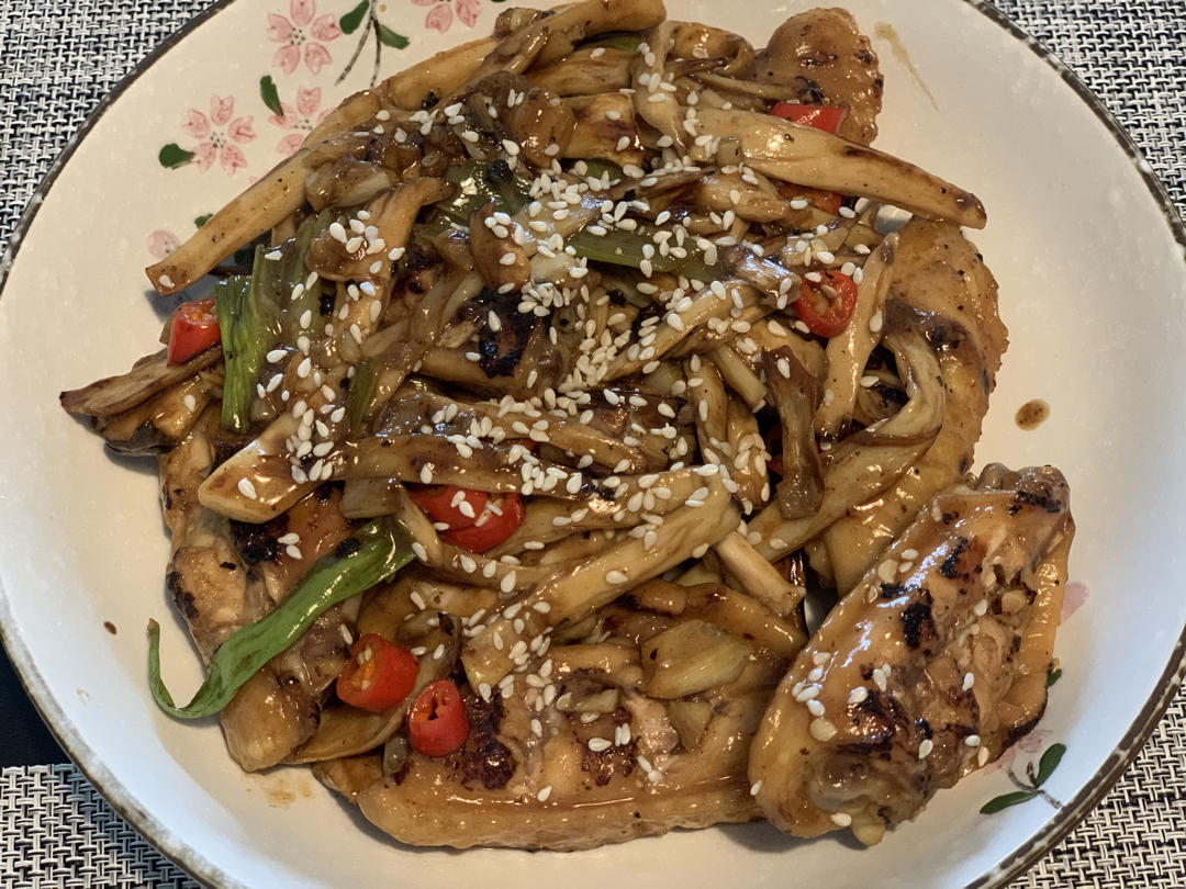 蒜香浓郁，鲜嫩多汁的蒜香鸡翅