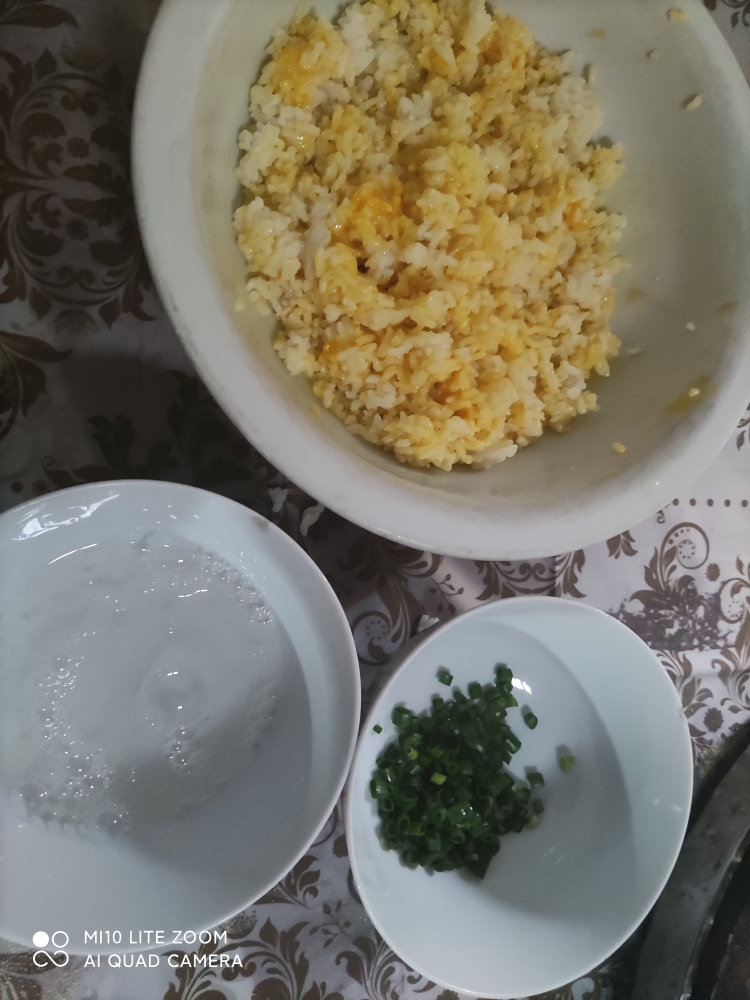 简单易做又好吃，粒粒分明的蛋炒饭的做法 步骤1