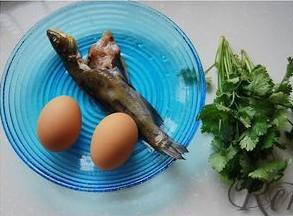 昂刺鱼炖蛋的做法 步骤1
