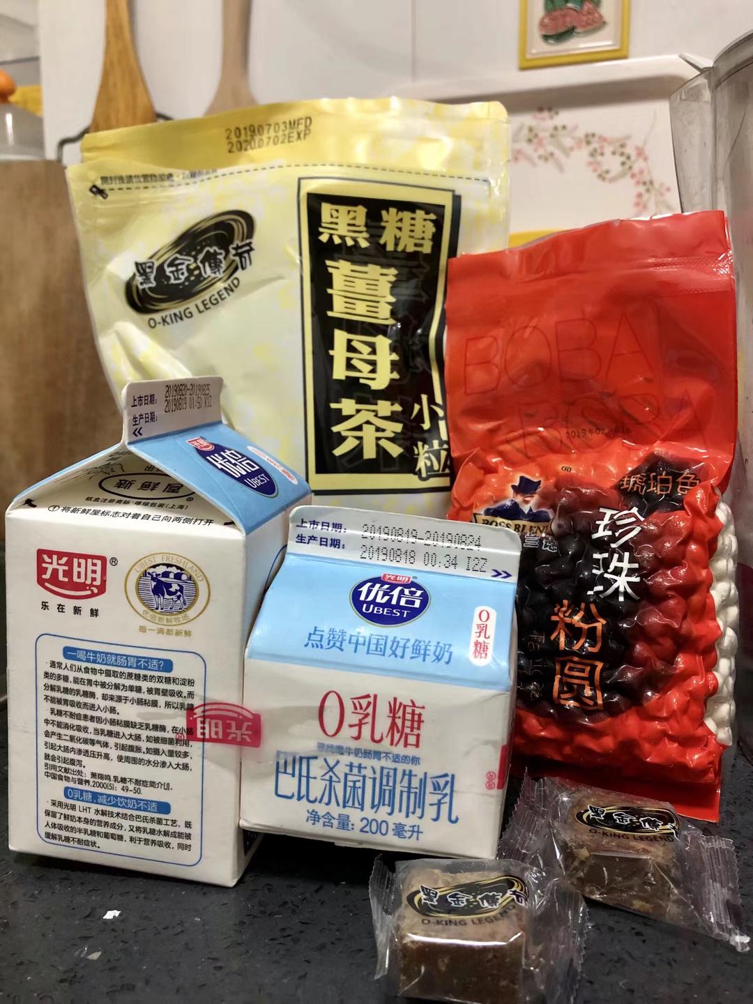 红糖和牛奶的二重奏——黑糖珍珠脏脏奶&姜汁撞奶（很容易成功～简便快速产生姜汁！）的做法 步骤1