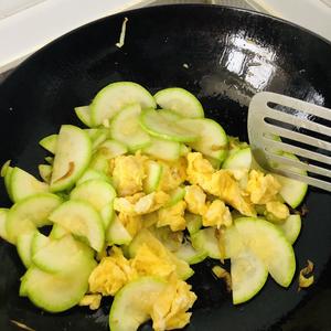 西葫芦炒鸡蛋-小白快手菜的做法 步骤5
