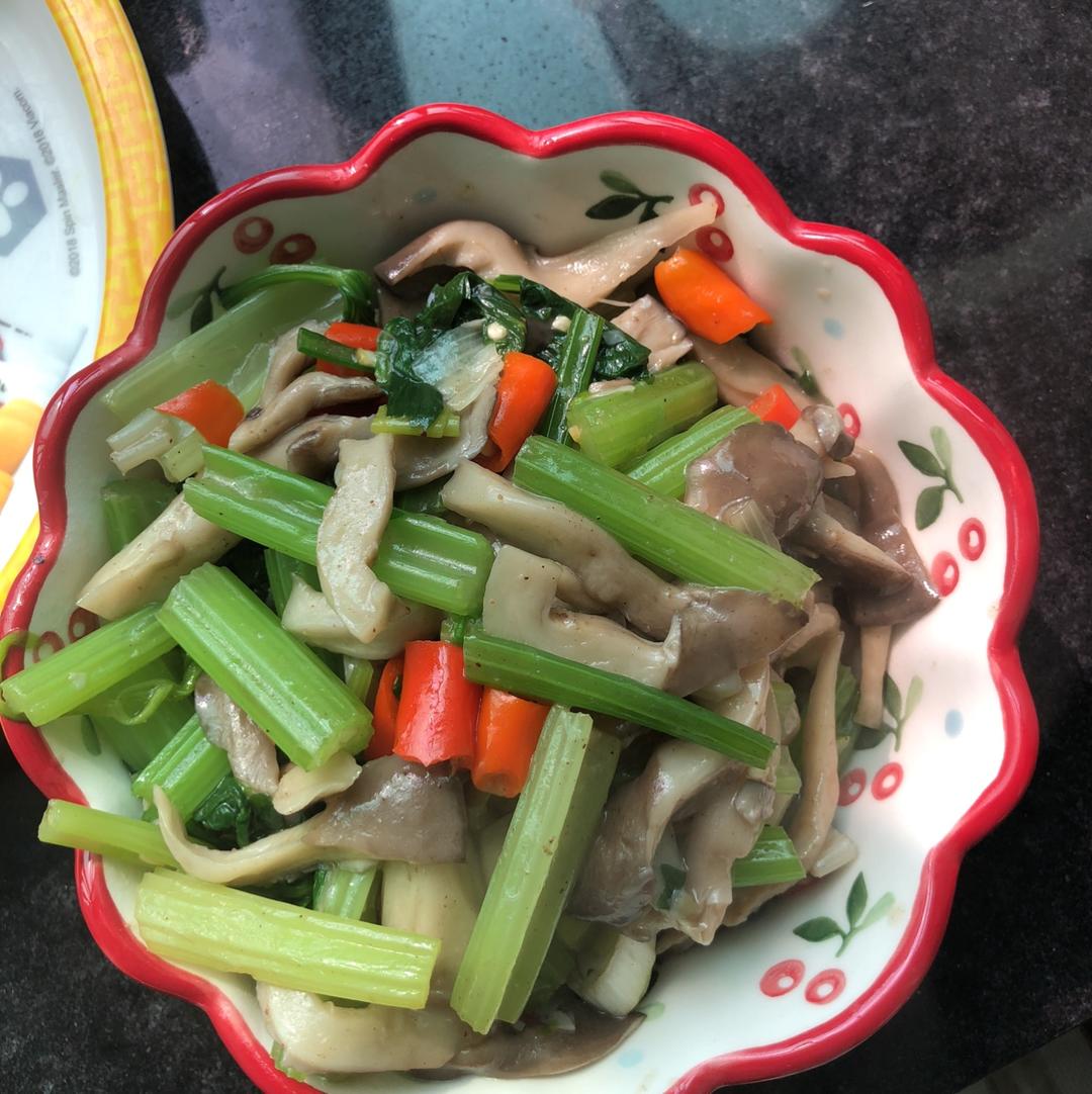 芹菜炒蘑菇