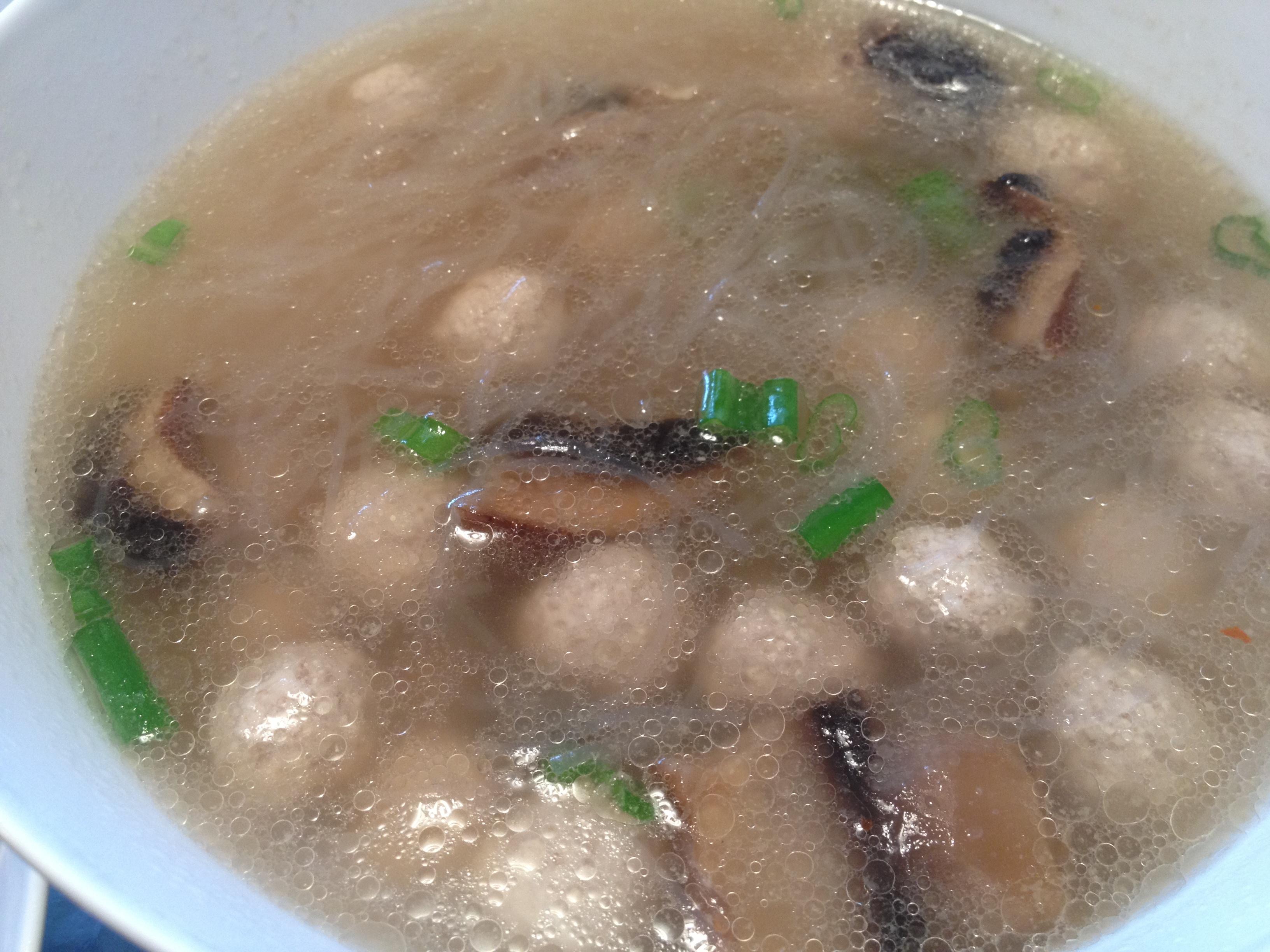 肉丸粉丝蘑菇汤的做法
