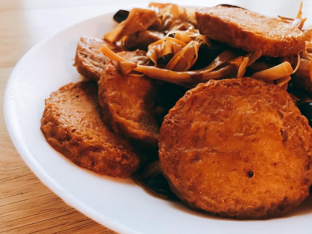 冷热可食的年菜---红烧素鸡甚于食肉!（素鸡鲜嫩多汁有诀窍）