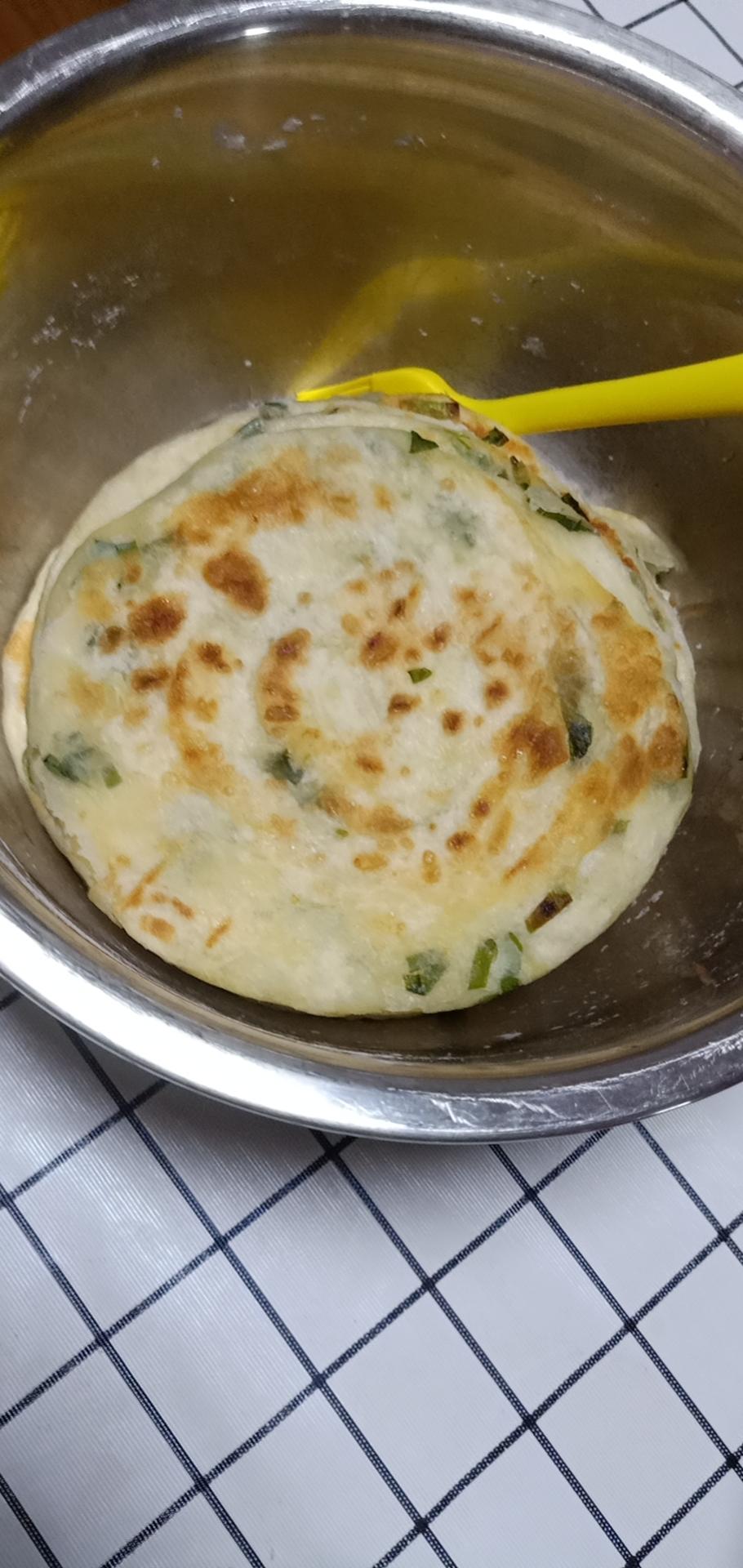 半发面家常葱油饼 凉了不硬 做法简单 附细节视频详解