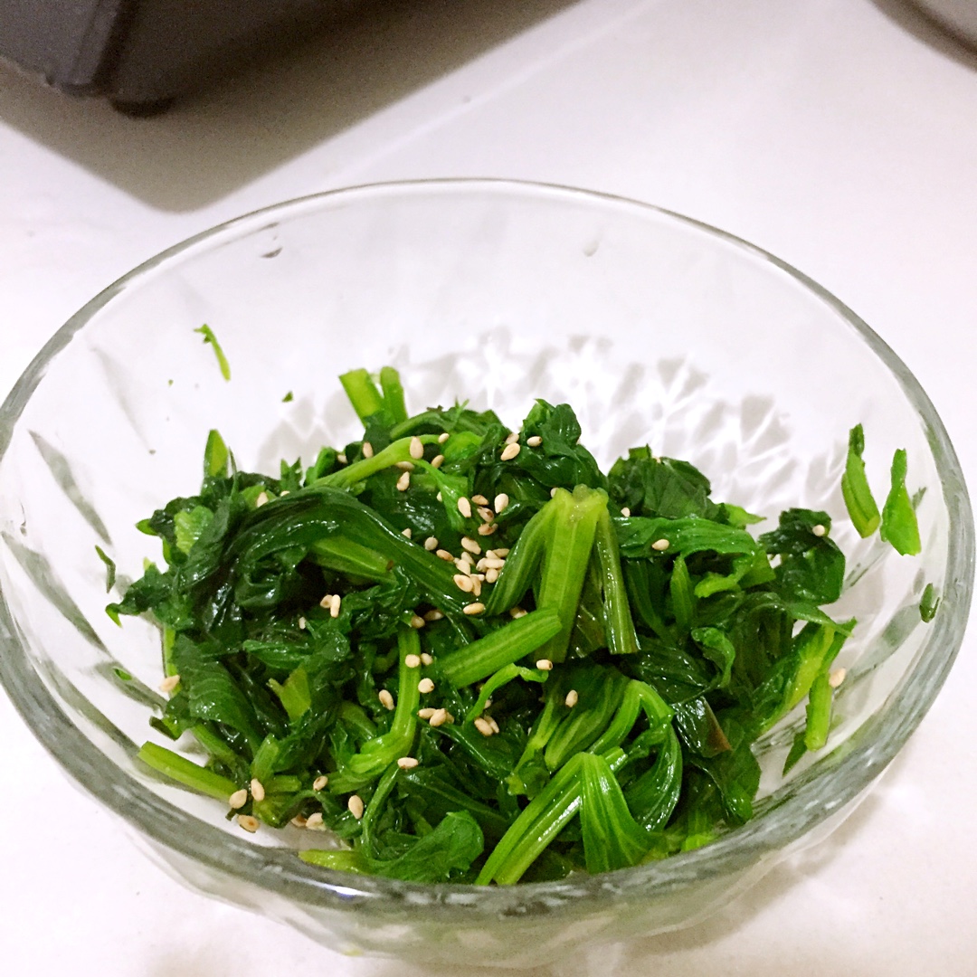 超级好吃的凉拌芹菜叶