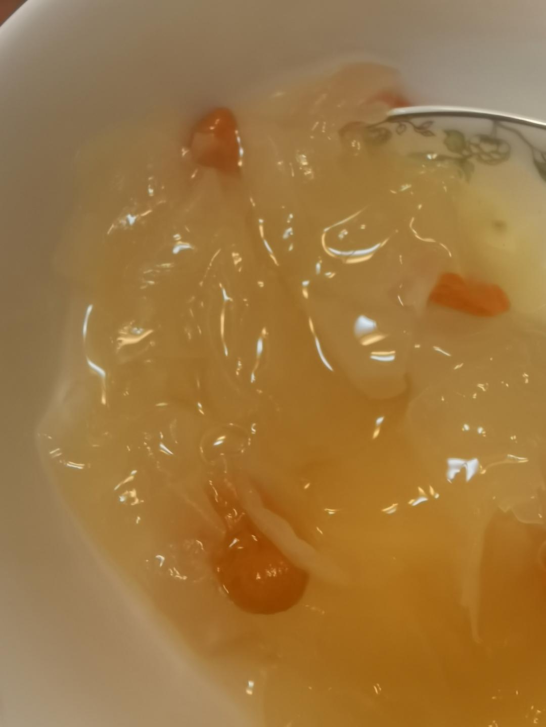 秋季润肺止咳的美食，银耳雪梨汤，软糯易出胶
