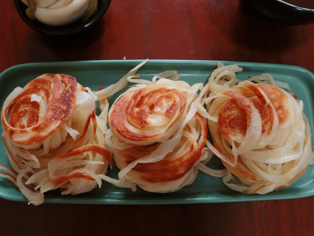 盘丝饼-家常好吃好做的饼 只要有一口平底锅就能做 早餐也是满满的碳水啊
