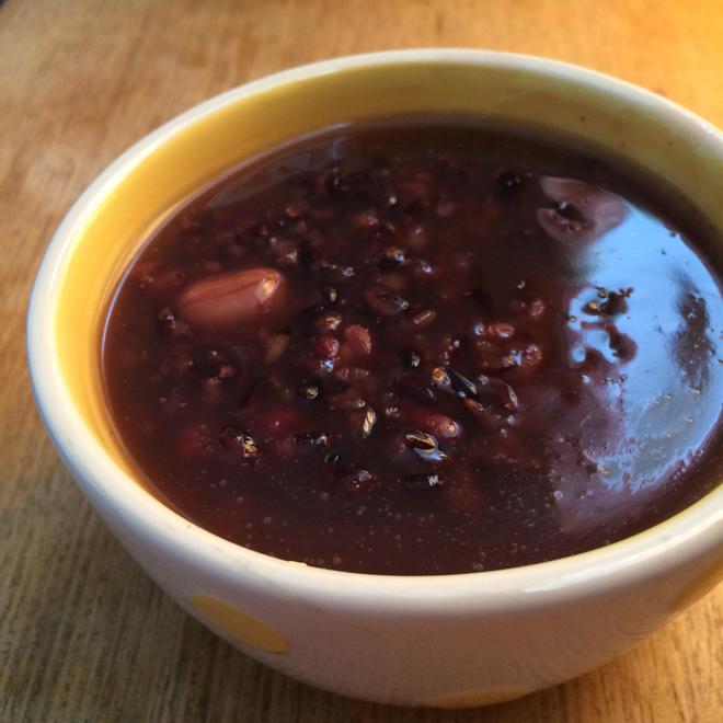 紫米薏米花生淮山甜粥(2人份量)的做法