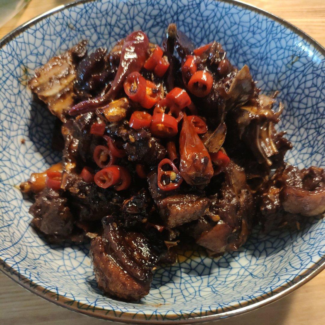传统正宗的啤酒鸭配方和做法，鲜嫩香浓，只需炒千万不要焯水