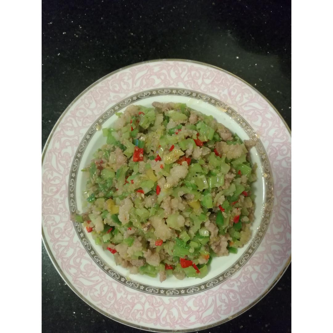 芹菜肉末（有超级下饭的秘诀！）