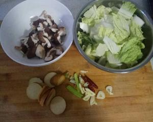 20分钟搞定的白菜香菇素鸡猪肉汤的做法 步骤1