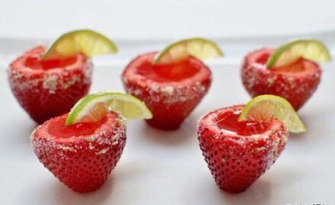 草莓玛格丽特果冻鸡尾酒 strawberry margarita jello shots的做法