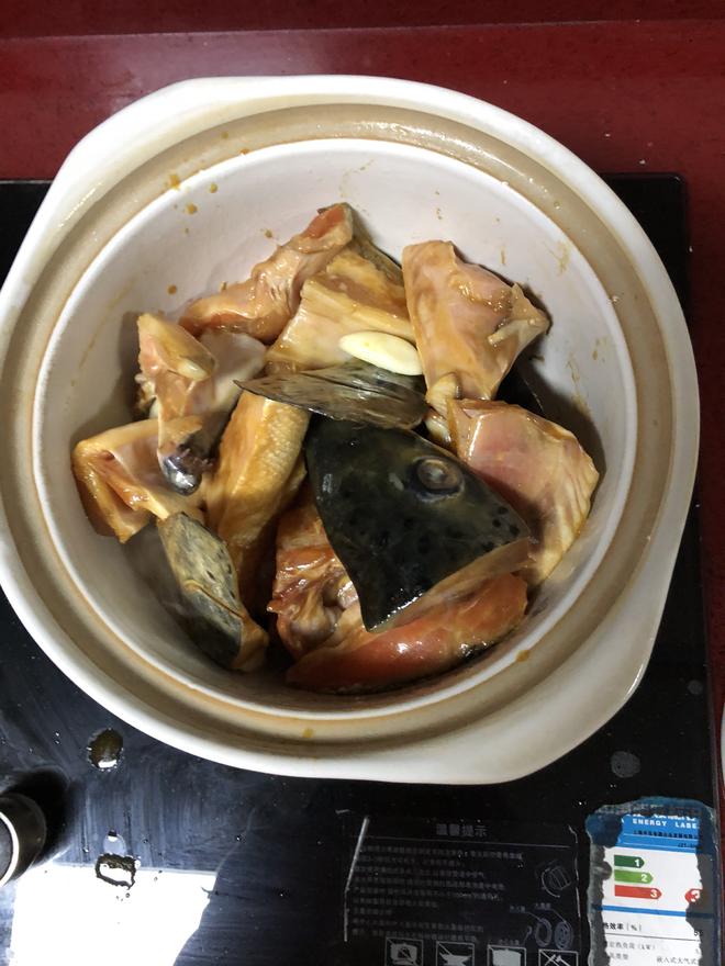 砂锅焖三文鱼头的做法