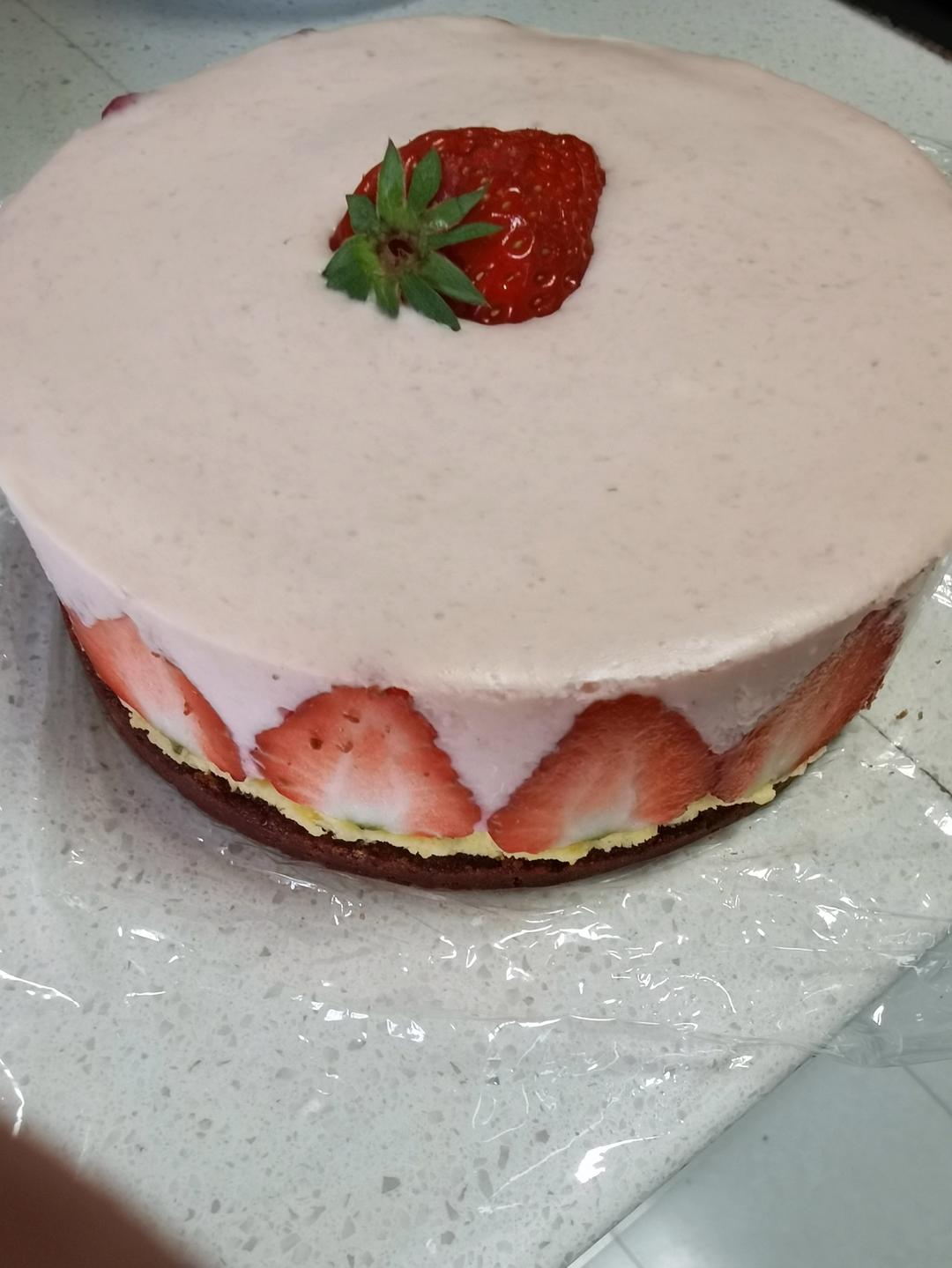6寸草莓慕斯蛋糕