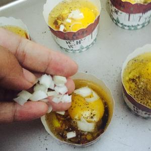 美味早餐：香烤鸡蛋（鸡蛋新吃法）烤箱版的做法 步骤3