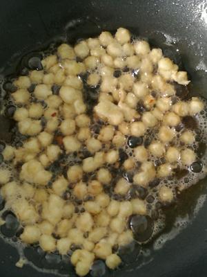 油炸糯玉米粒的做法 步骤3