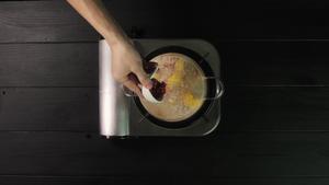 玉米马蹄排骨汤 | 爸爸厨房 VOL . 92  玉米 马蹄 排骨 胡萝卜的做法 步骤8