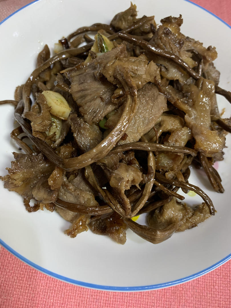 牛肉丝炒茶树菇