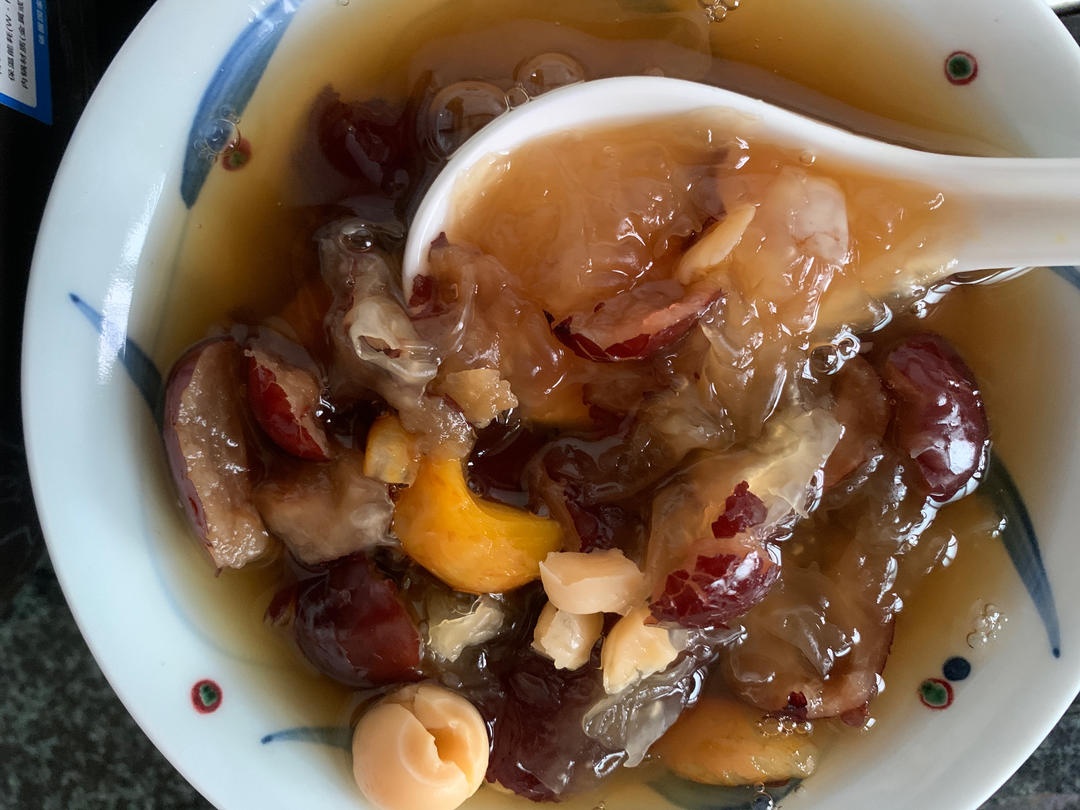 银耳莲子羹（包出胶）
