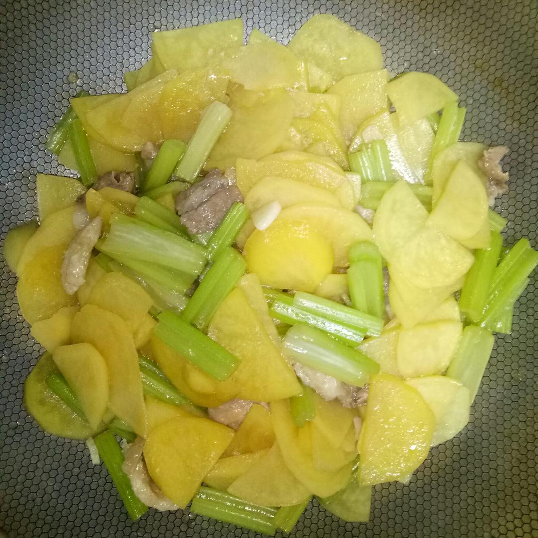 土豆片芹菜炒肉