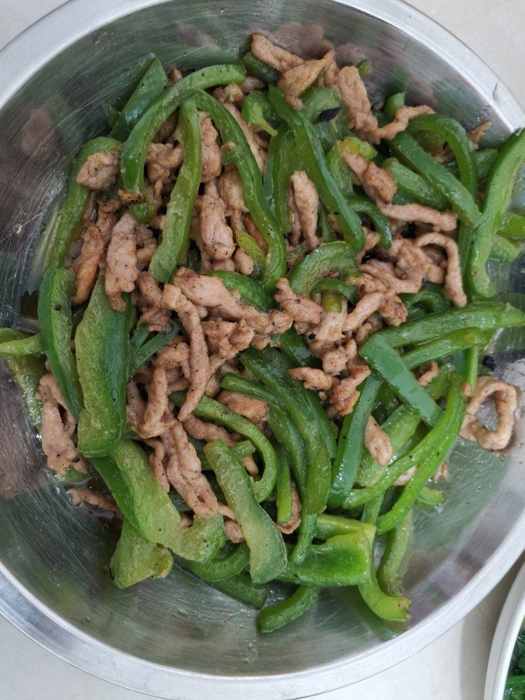 经典的家常菜，青椒炒肉丝，简单的食材也能做出如此美味