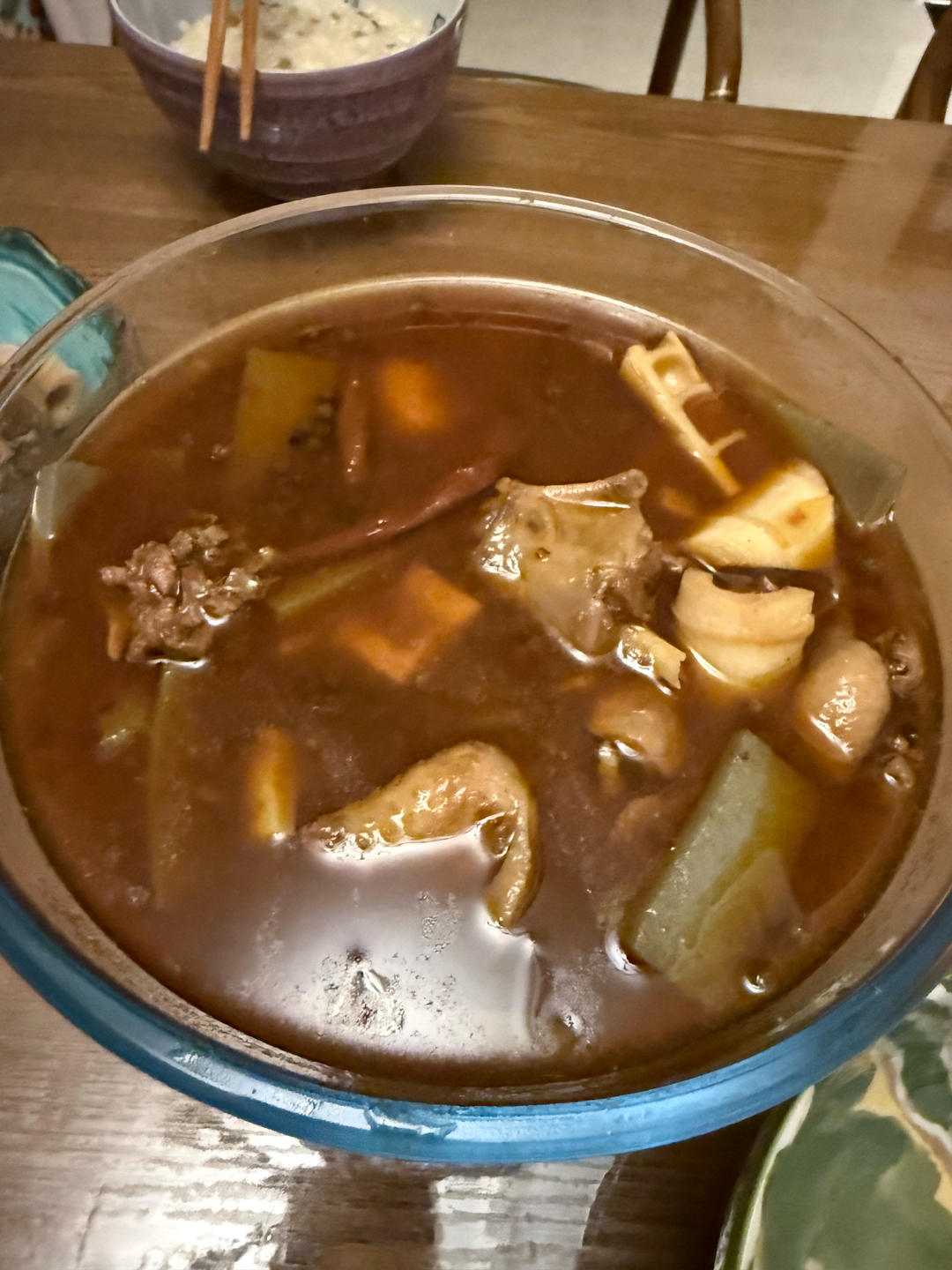 厨师长教你：“芋儿烧鸡”的做法，芋头香糯软烂，鸡肉细嫩脱骨