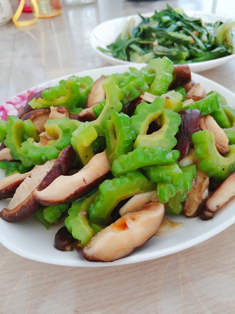苦瓜炒香菇
