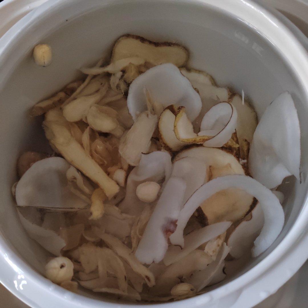 雪梨沙参玉竹海底椰瘦肉汤