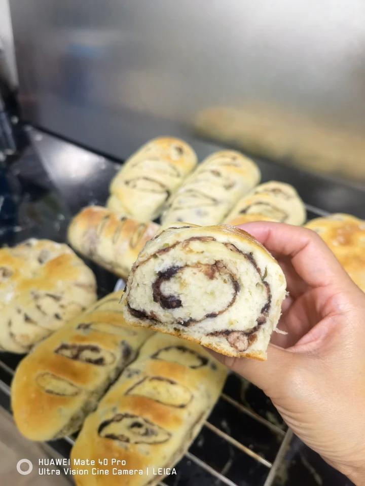 【💝万用面包配方】1.豆沙排包
2.奶油奶香排包
3.肉松包
4.甜甜圈
5.香肠包