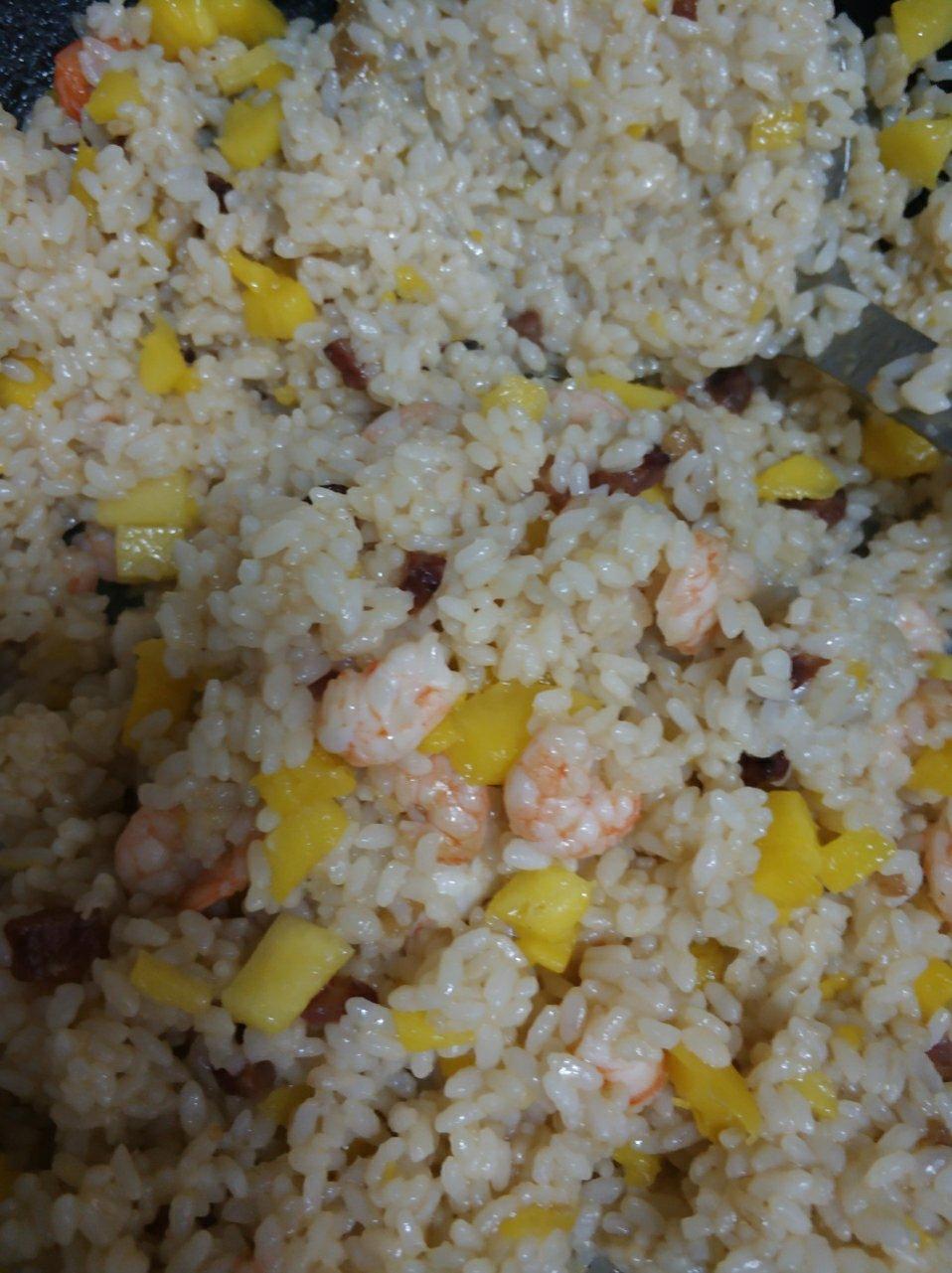 菠萝炒饭配柠檬红茶 Fried Rice With Pineapple And Lemon Tea