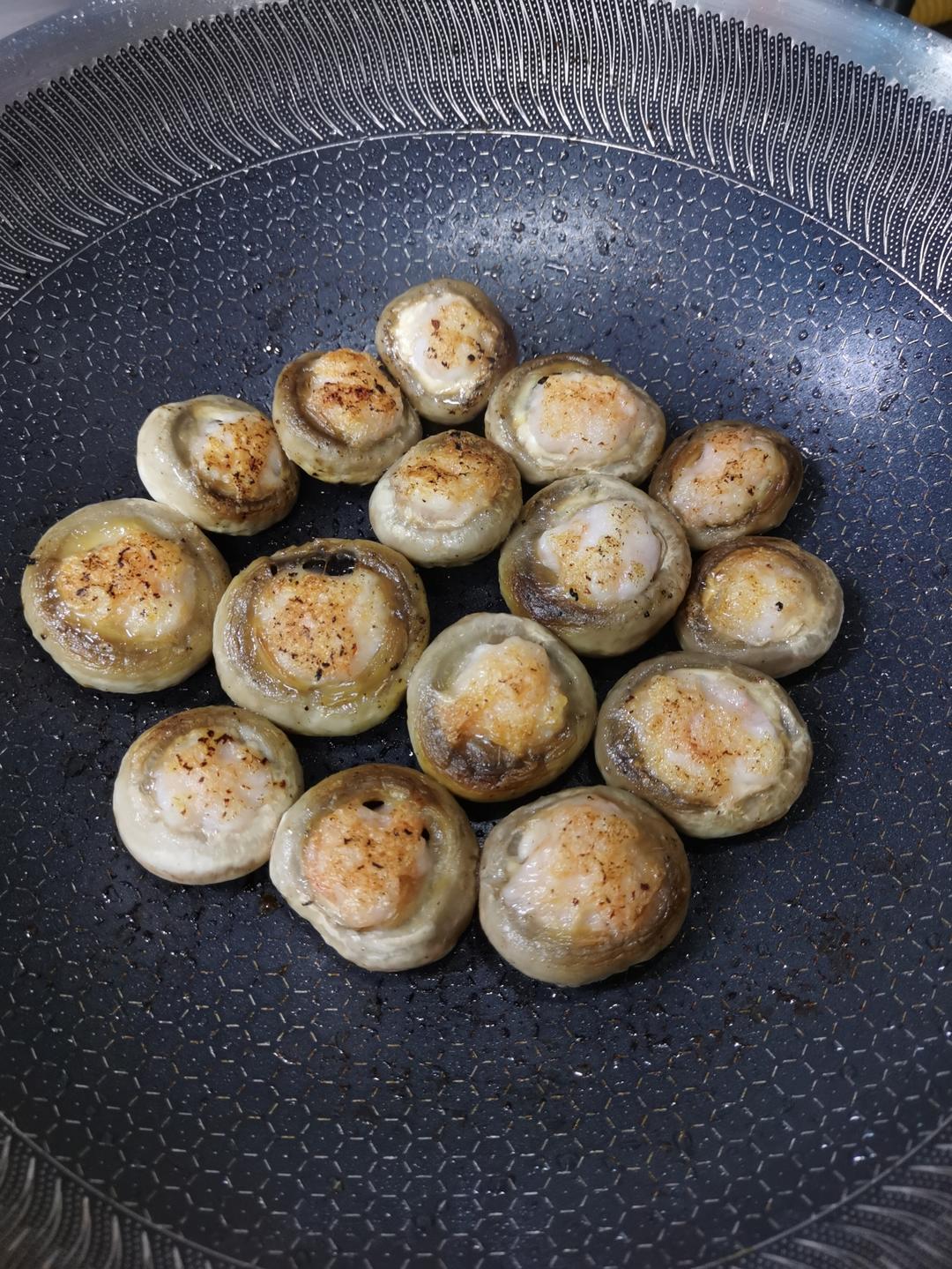 一口爆汁的虾滑酿口蘑