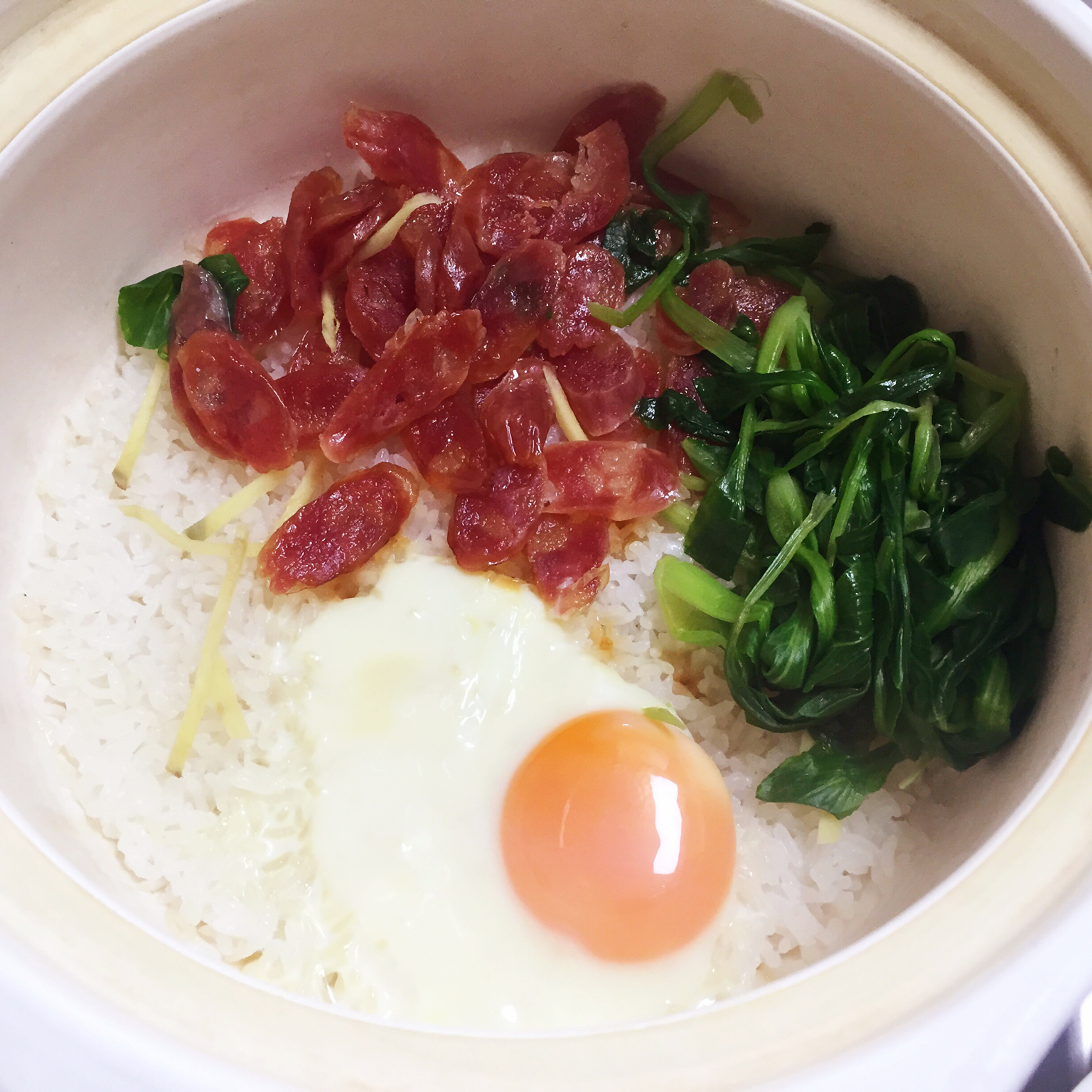 广式腊味煲仔饭