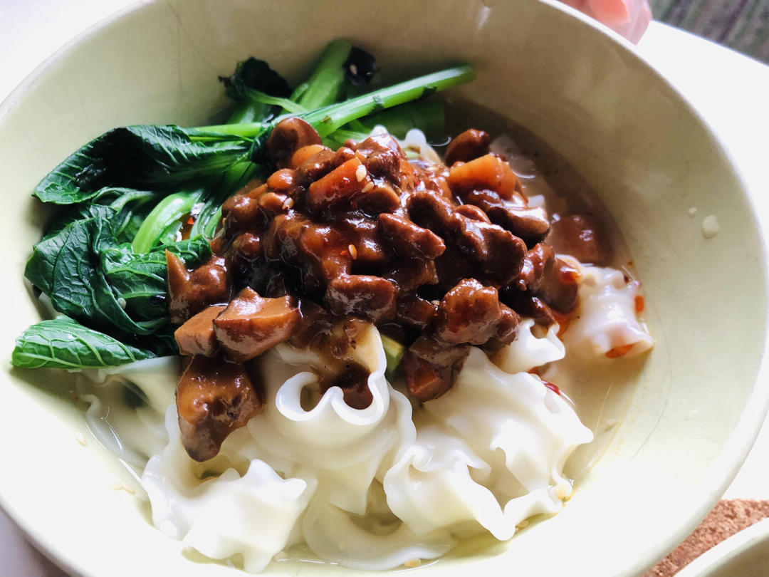 香菇肉臊面，肉燥香而不腻，面条筋道爽口~ ​​​​